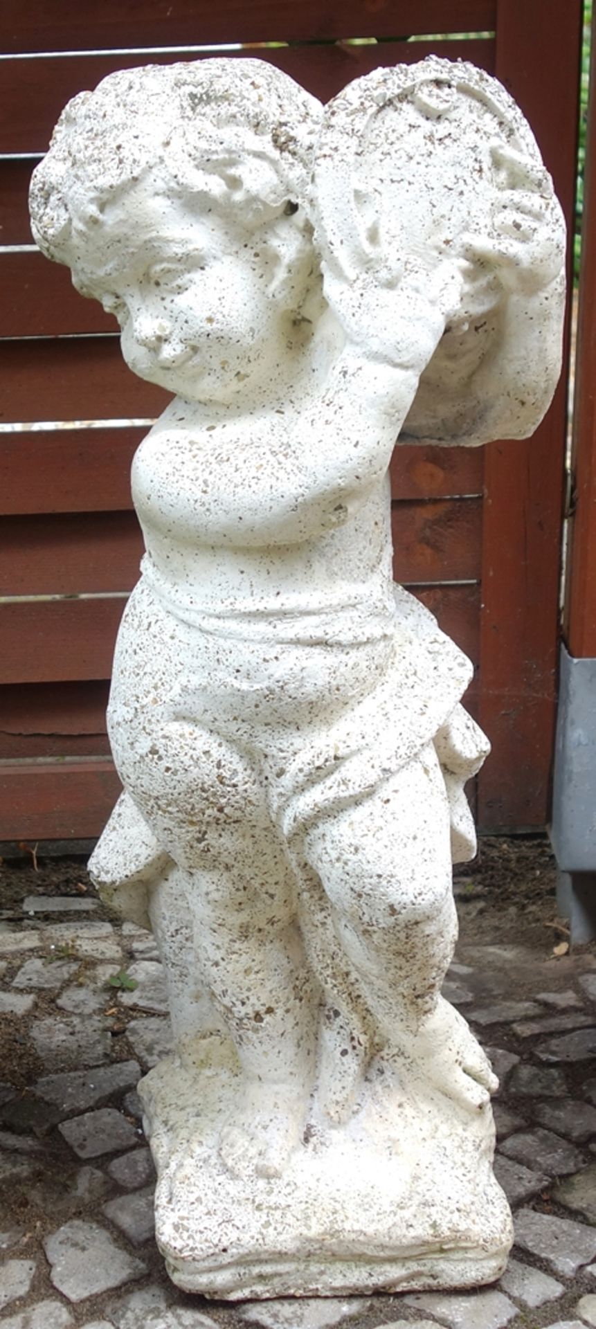 stehender Putto, Gussmasse, 2.Hälfte 20.Jh., H*B*T 60*18*18cm, Tambourin spielender PuttoStanding