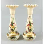 Paar Vasen mit floraler Emaillemalerei, um 1890, H.19cm, Abriss, opakes Glas, gewellte Mündung,