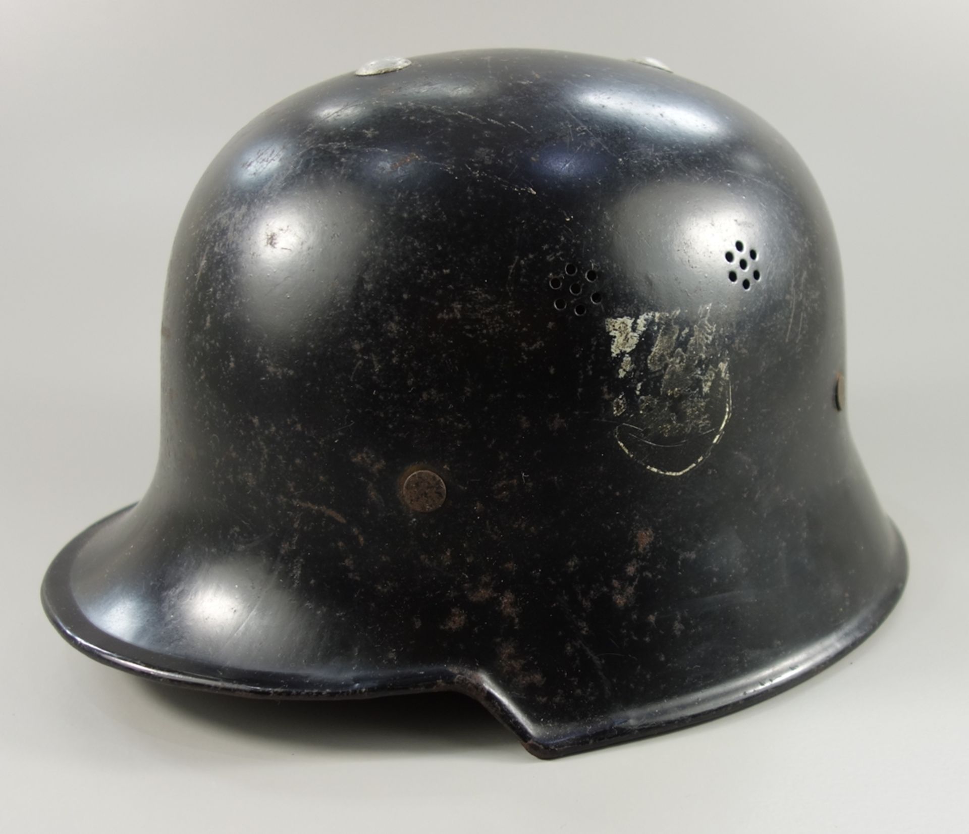 Feuerwehrhelm, M34, Ausführung 1936, WK II, Gr.55, schwarz lackierter Helm aus Aluminium, - Bild 2 aus 3
