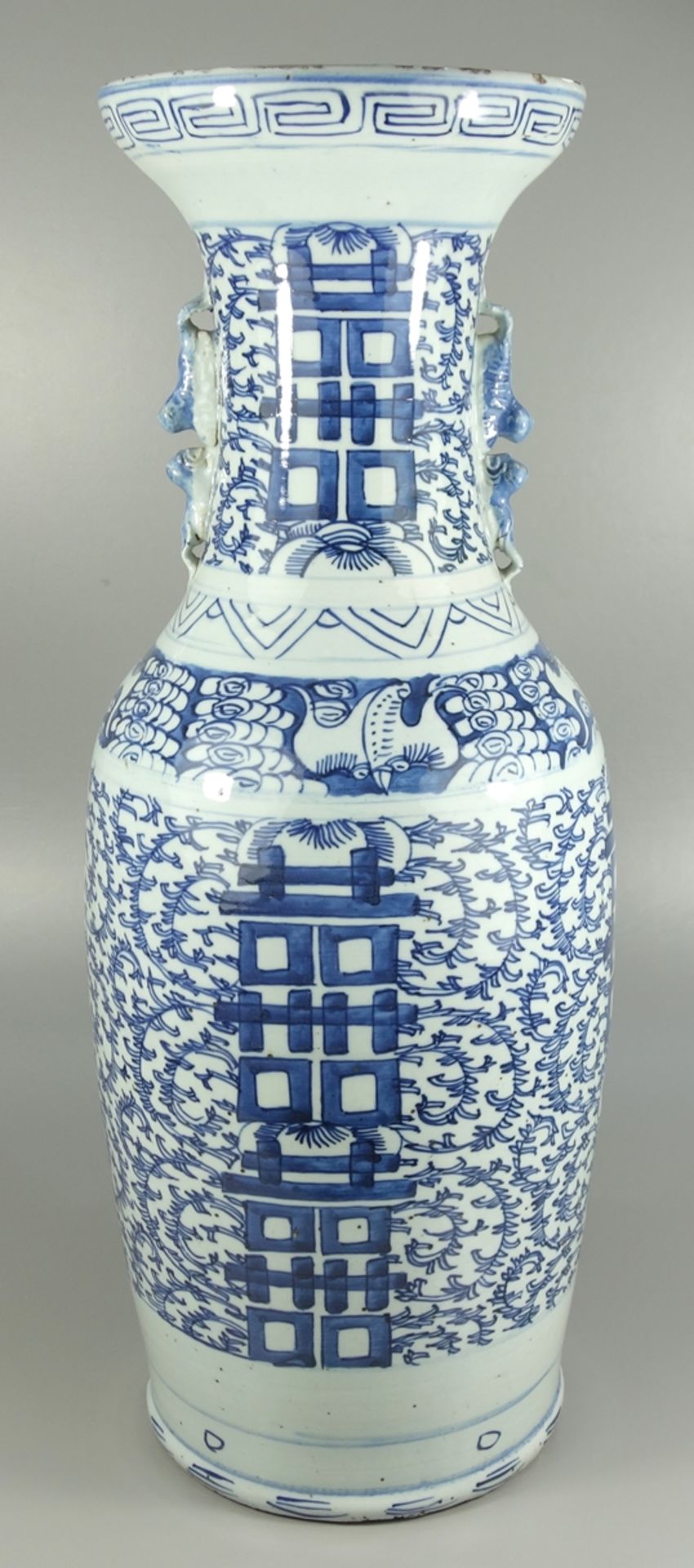 Bodenvase "Doppelglück", China, Qing-Dynasty, Bemalung in Blau und Weiß, leicht ovoider Korpus, - Bild 3 aus 5