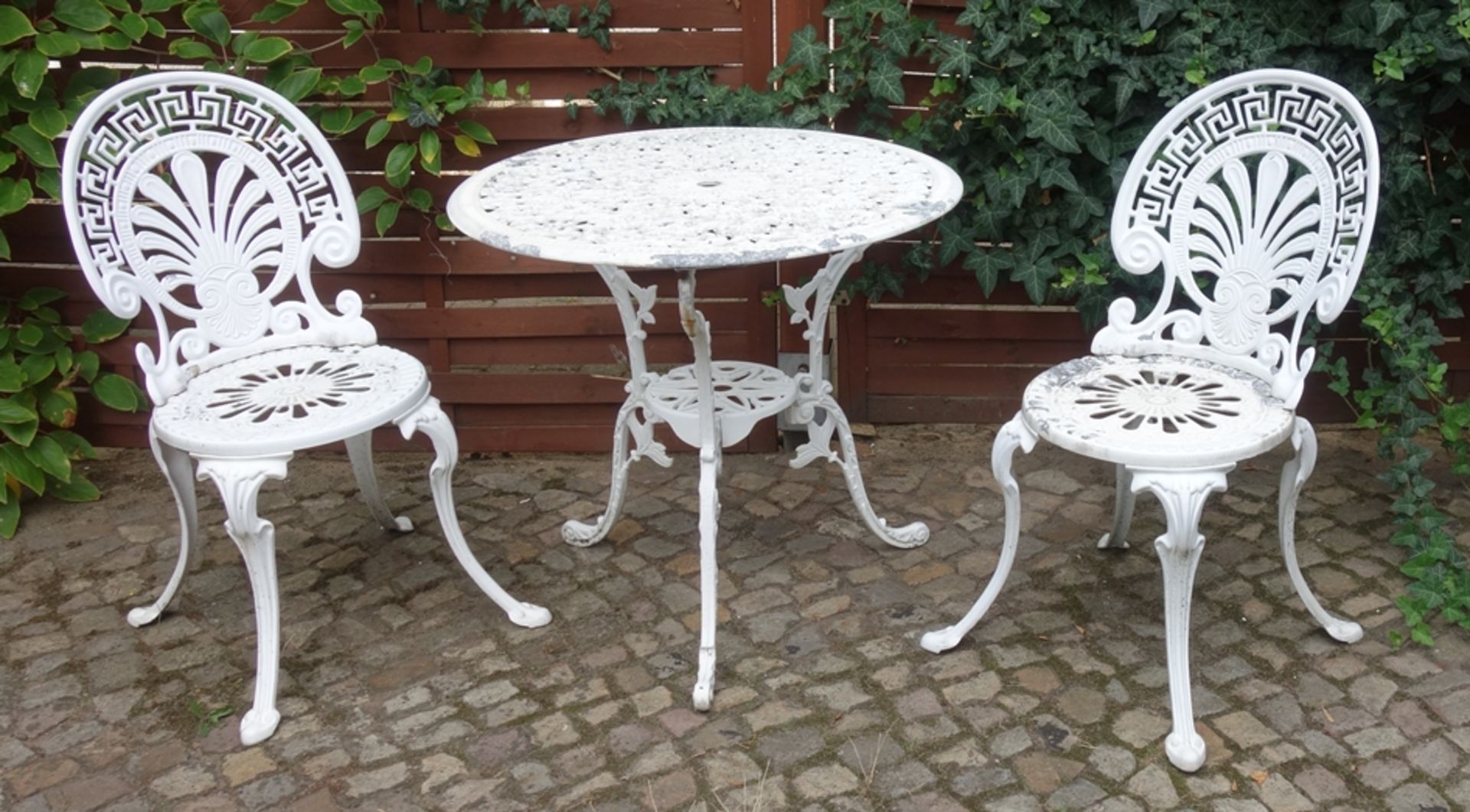 3-tlg. Garten-Sitzgruppe, Spritzguss, 20.Jh., weiß gelackt; runder Tisch mit unterer Ablage, D.72cm, - Bild 2 aus 2