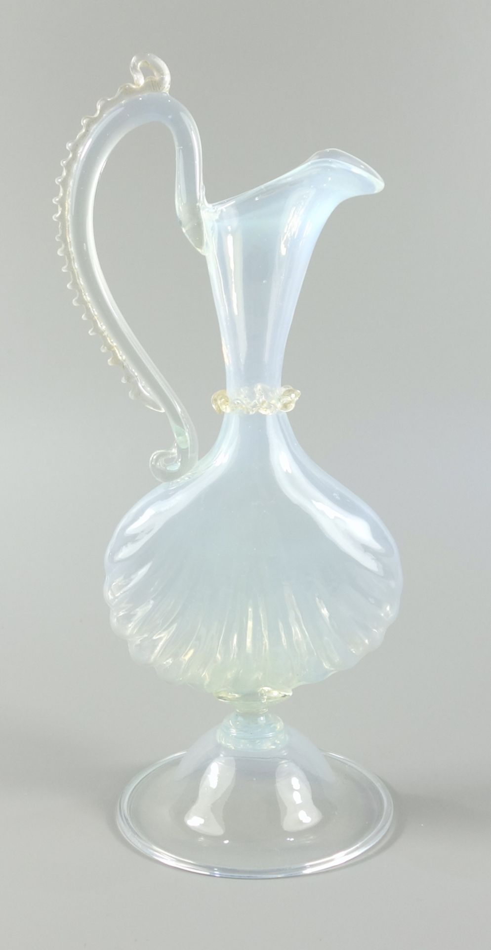 Opalinglas-Vase mit Muscheldekor, Murano, 1950/1960er Jahre, H.21,2cm, opalines Glas, gewölbter