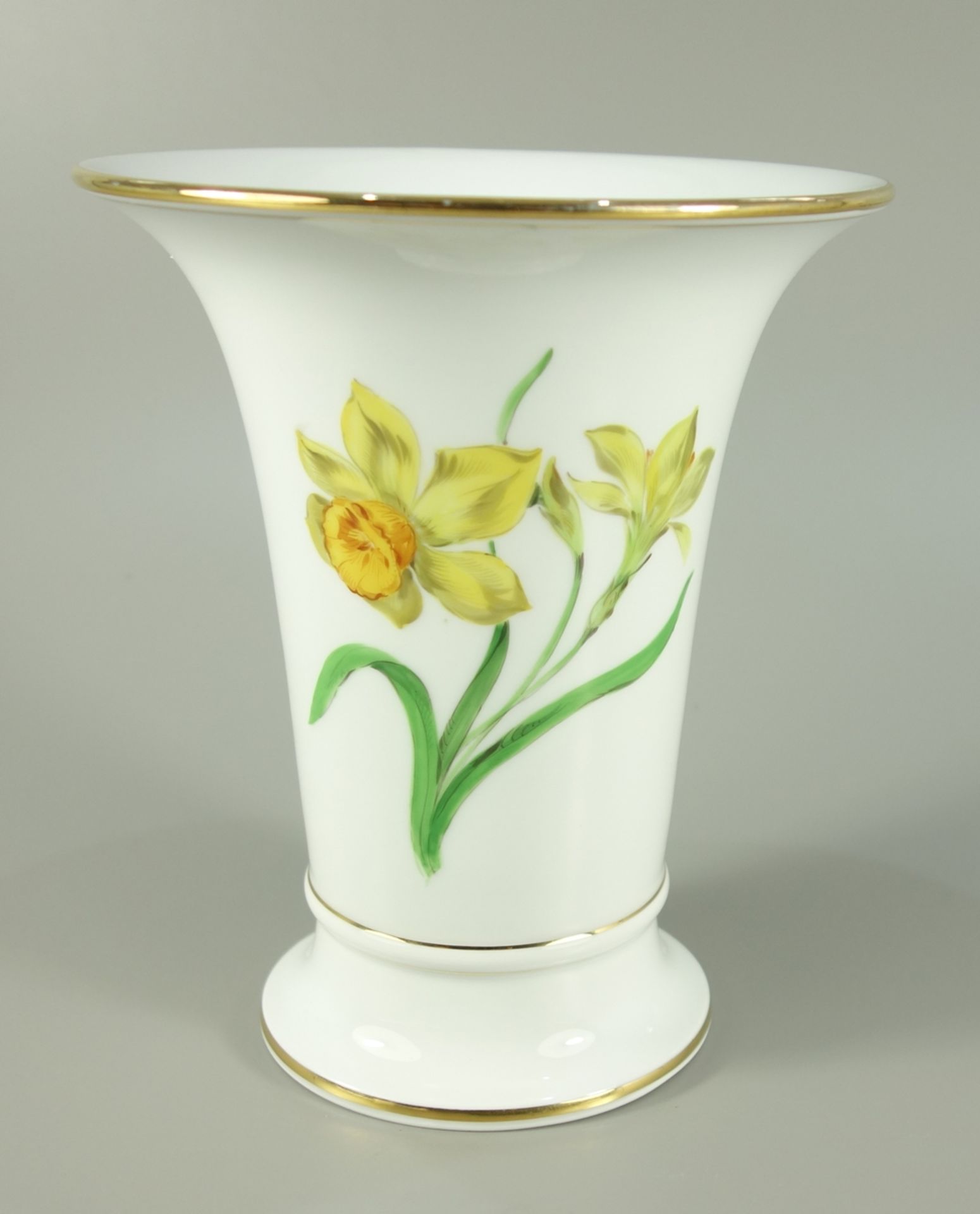 Vase mit Narzissen, Meissen, nach 1934, I.Wahl, H.16,6cm, Trichterform, Goldränder, schauseitig