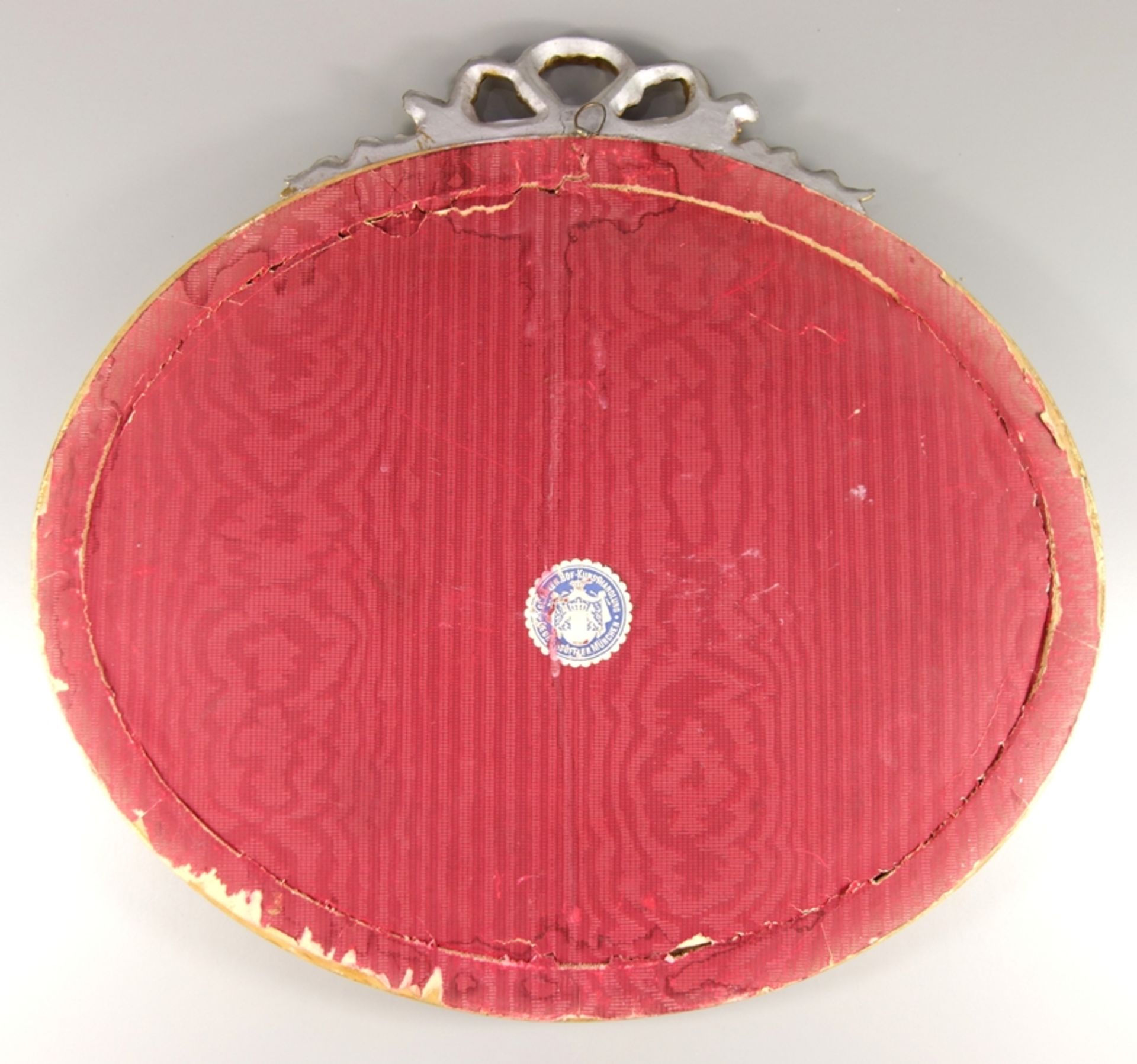 ovaler Goldstuckrahmen mit Schleifenbekrönung, Anfang 20.Jh., verglast, mit s/w Lithographie, - Bild 2 aus 2