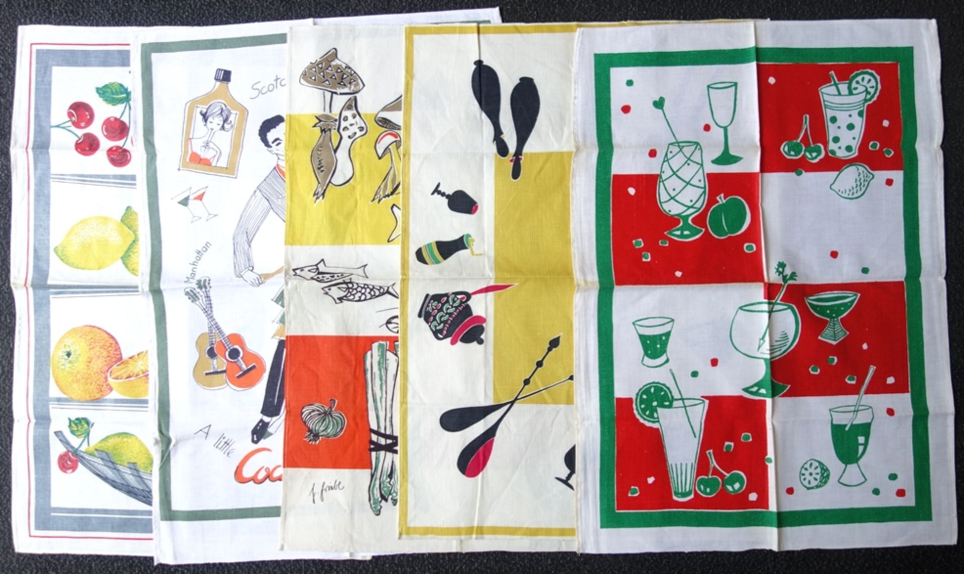 Tischdecke und 5 Geschirrtücher, 1950er Jahre, 124*132cm und 6x 70*47cm, farbig bedruckt; Decke