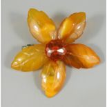 Bernsteinbrosche "Blüte", um 1920, Gew.7,42g, Blätter aus wolkigem Butterscotch-Bernstein, D.ca.5,