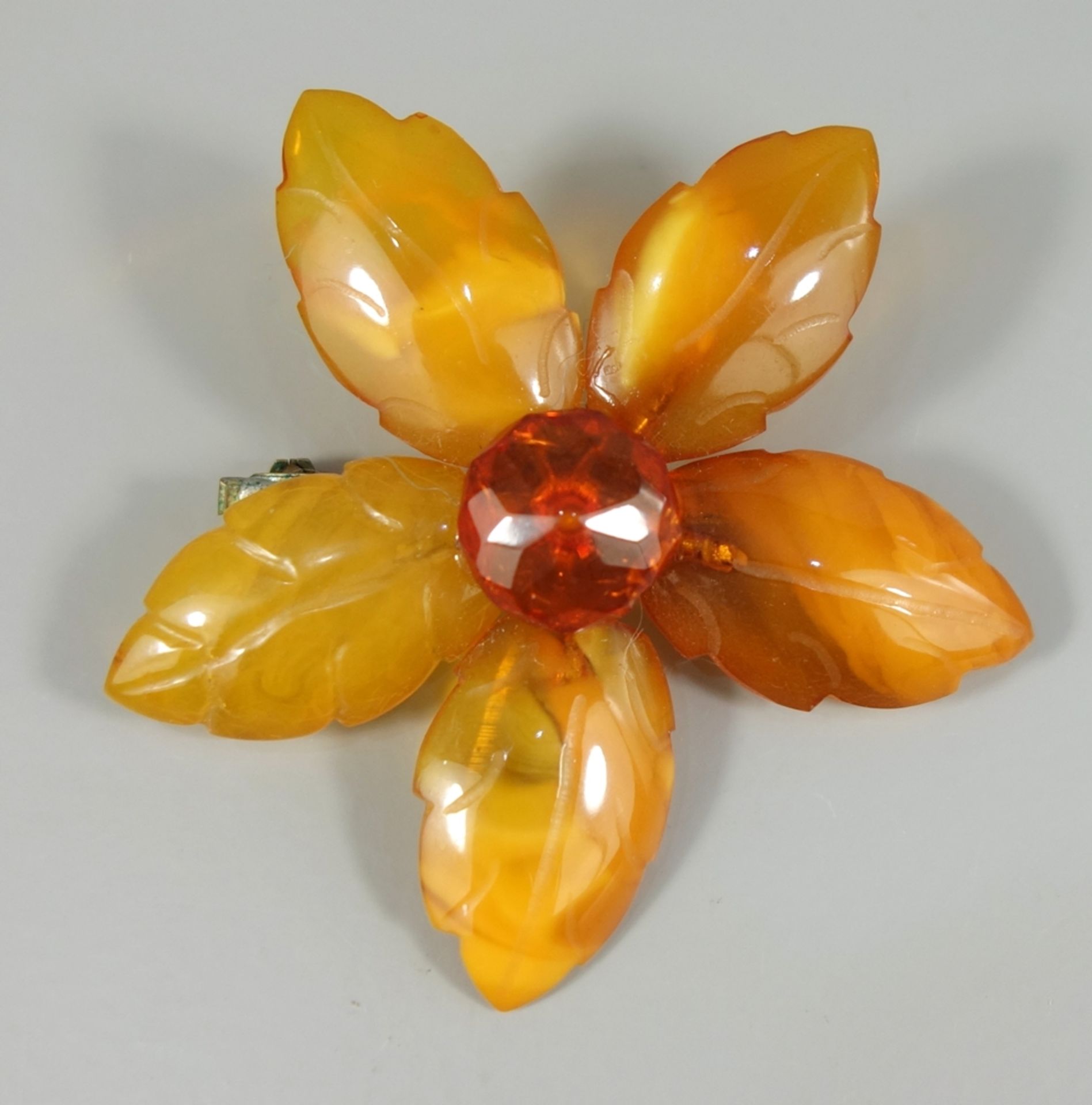 Bernsteinbrosche "Blüte", um 1920, Gew.7,42g, Blätter aus wolkigem Butterscotch-Bernstein, D.ca.5,