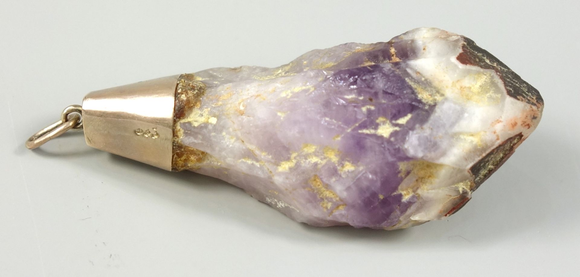 Anhänger mit großem, naturbelassenen Amethyst, 333er Goldfassung, Gew. 25,16g, L.6cm