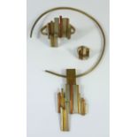 Designer- Schmuck-Set aus unterschiedlichen Metallen, u.a.Kupfer und Messing, offener Halsreif mit