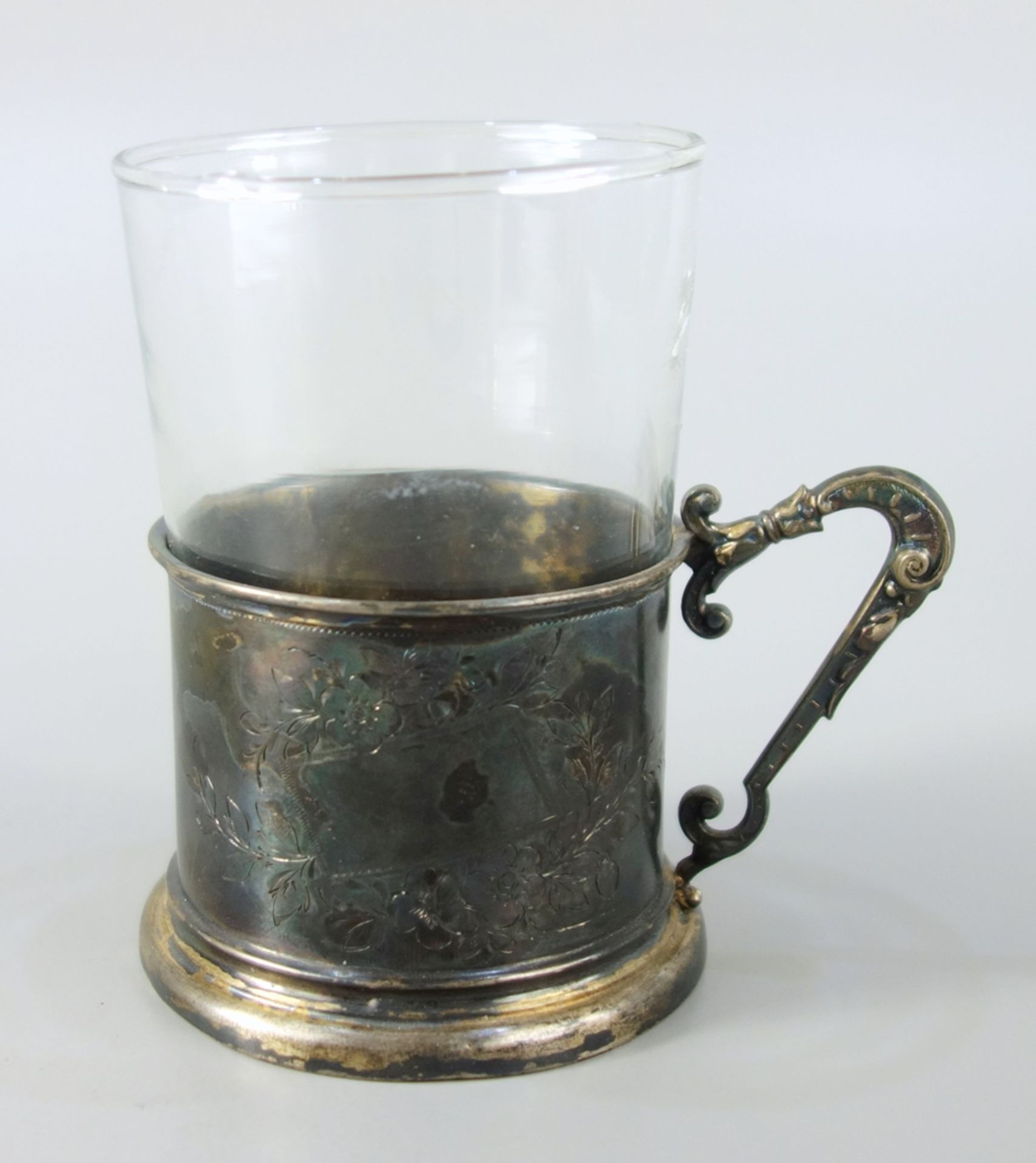 Teetasse mit Glaseinsatz, 800er Silber, um 1890/1900, Gew. ohne Glaseinsatz 63g, zylindrisch mit