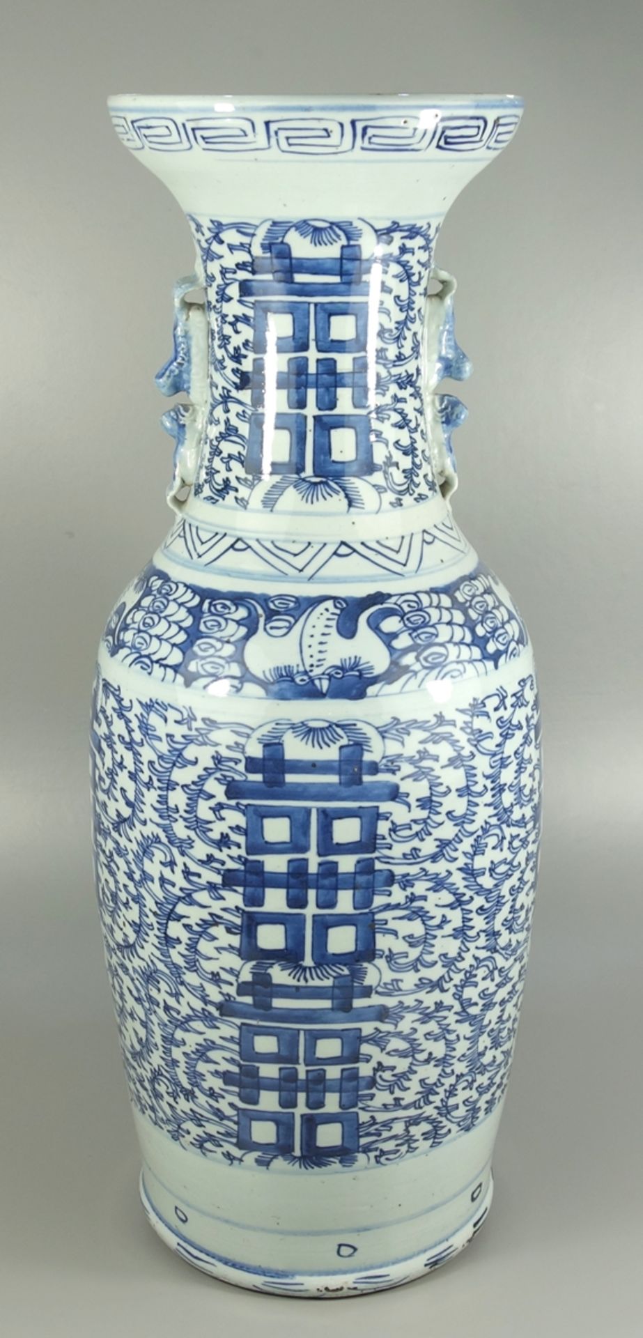 Bodenvase "Doppelglück", China, Qing-Dynasty, Bemalung in Blau und Weiß, leicht ovoider Korpus,