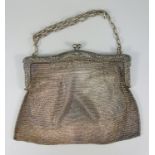 Abendtasche aus Netzgeflecht, Alpakka-Silber, 20er/30er Jahre, Bügel mit Ankanthusrelief,