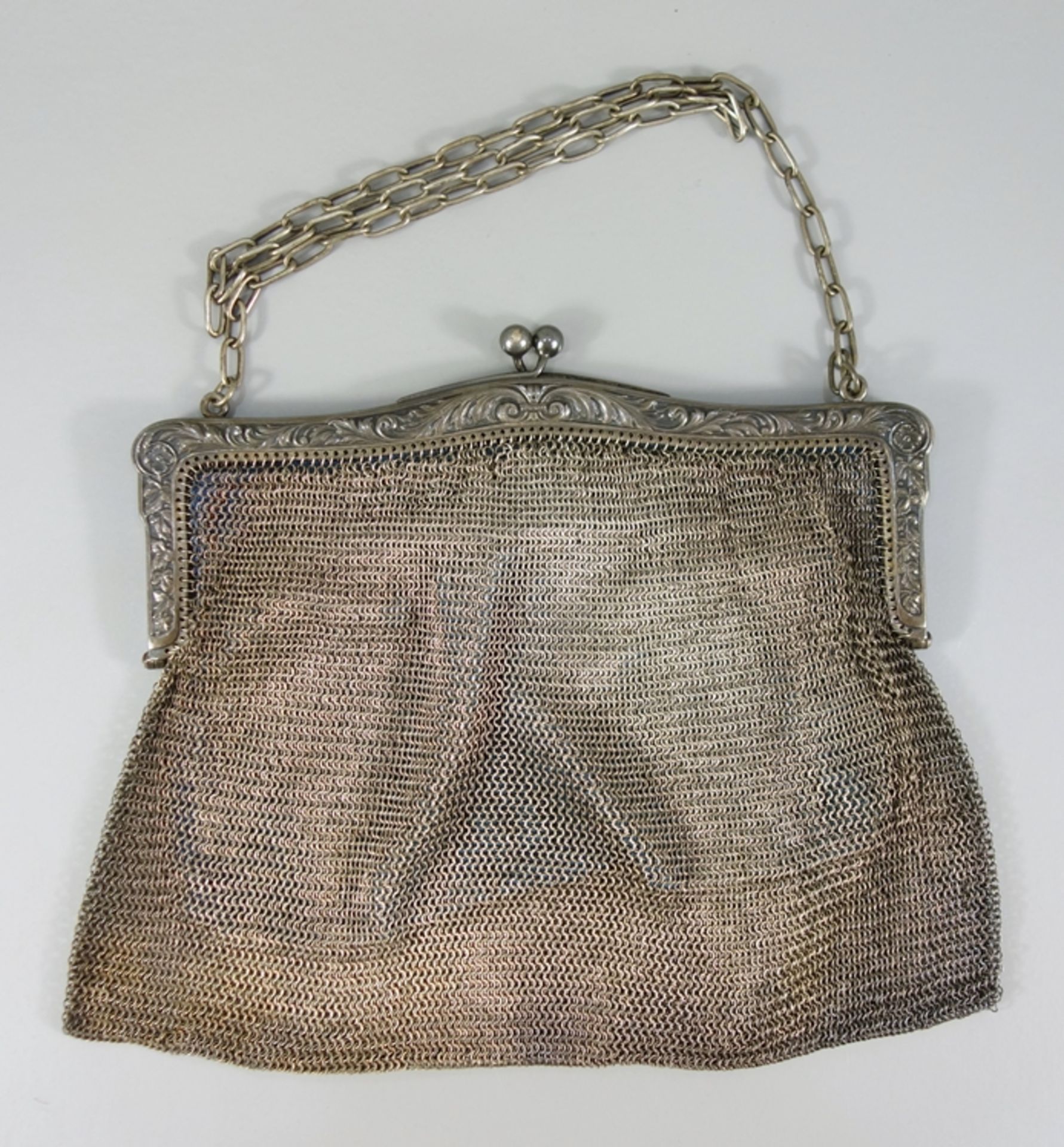 Abendtasche aus Netzgeflecht, Alpakka-Silber, 20er/30er Jahre, Bügel mit Ankanthusrelief,