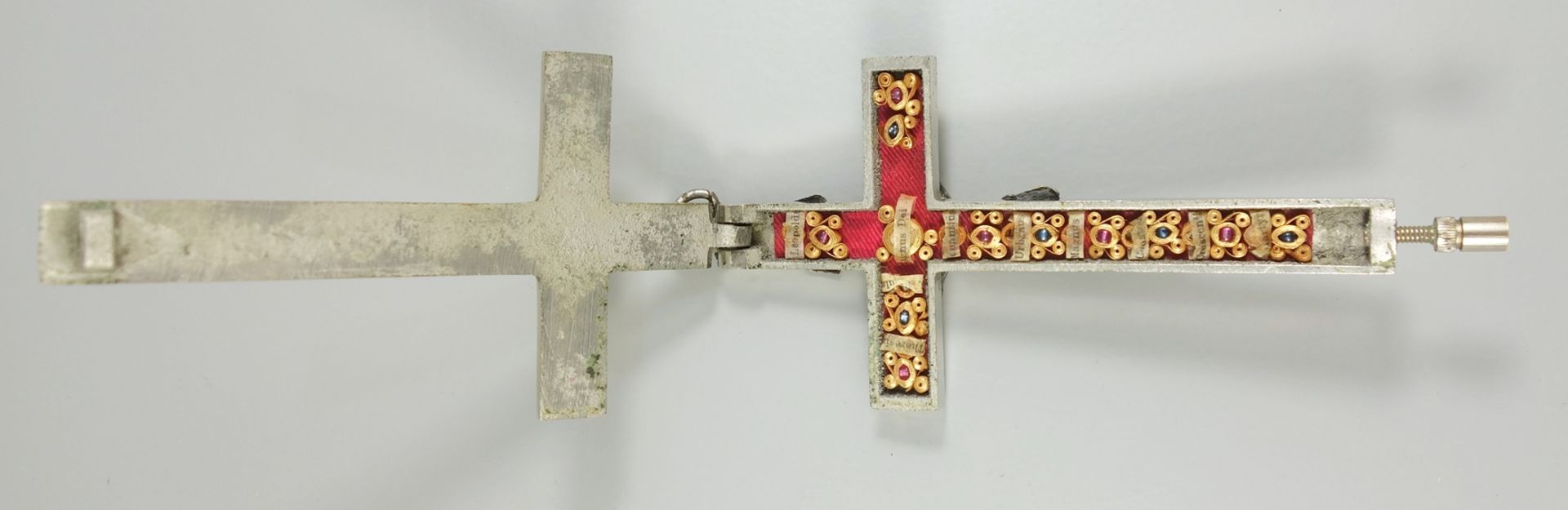 Reliquienkreuz, Anfang 20.Jh., Kreuz aus Metall mit Ebenholzeinlage, unterer Schraubverschluss, - Bild 3 aus 3