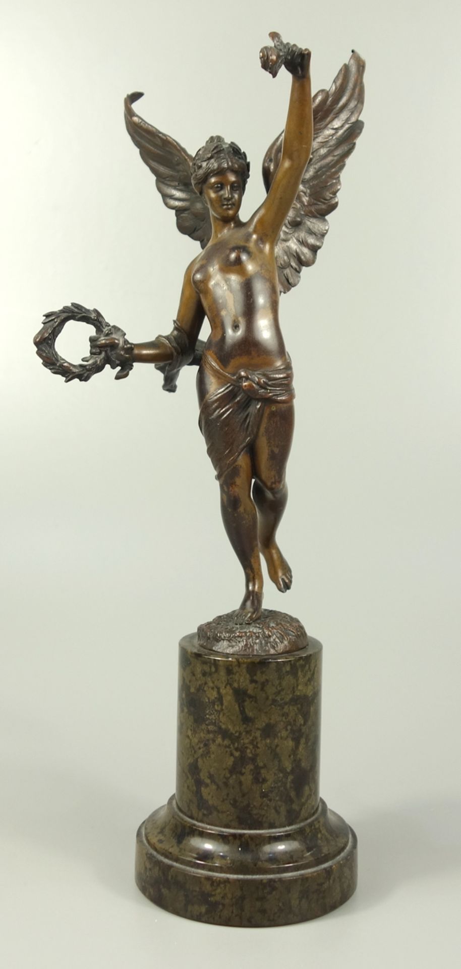 Hermann Eichberg (Bildhauer, tätig um 1900, Berlin), Siegesgöttin Viktoria, Gesamt-H.31cm, Bronze,