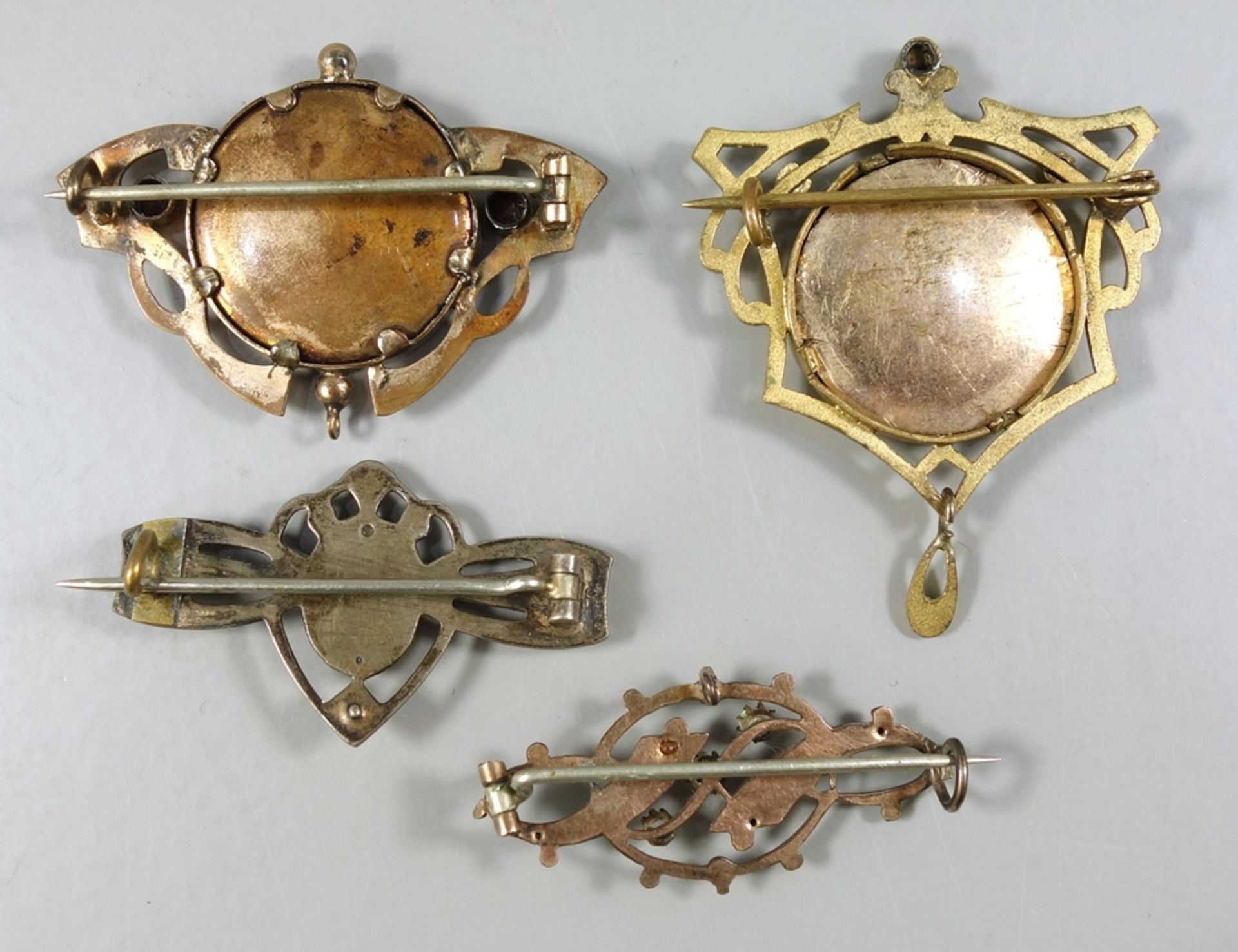4 Broschen, Jugendstil um 1910, unterschiedlicher Steinbesatz, u.a kleine Opale, L.von 3,4 bis 3, - Bild 2 aus 2
