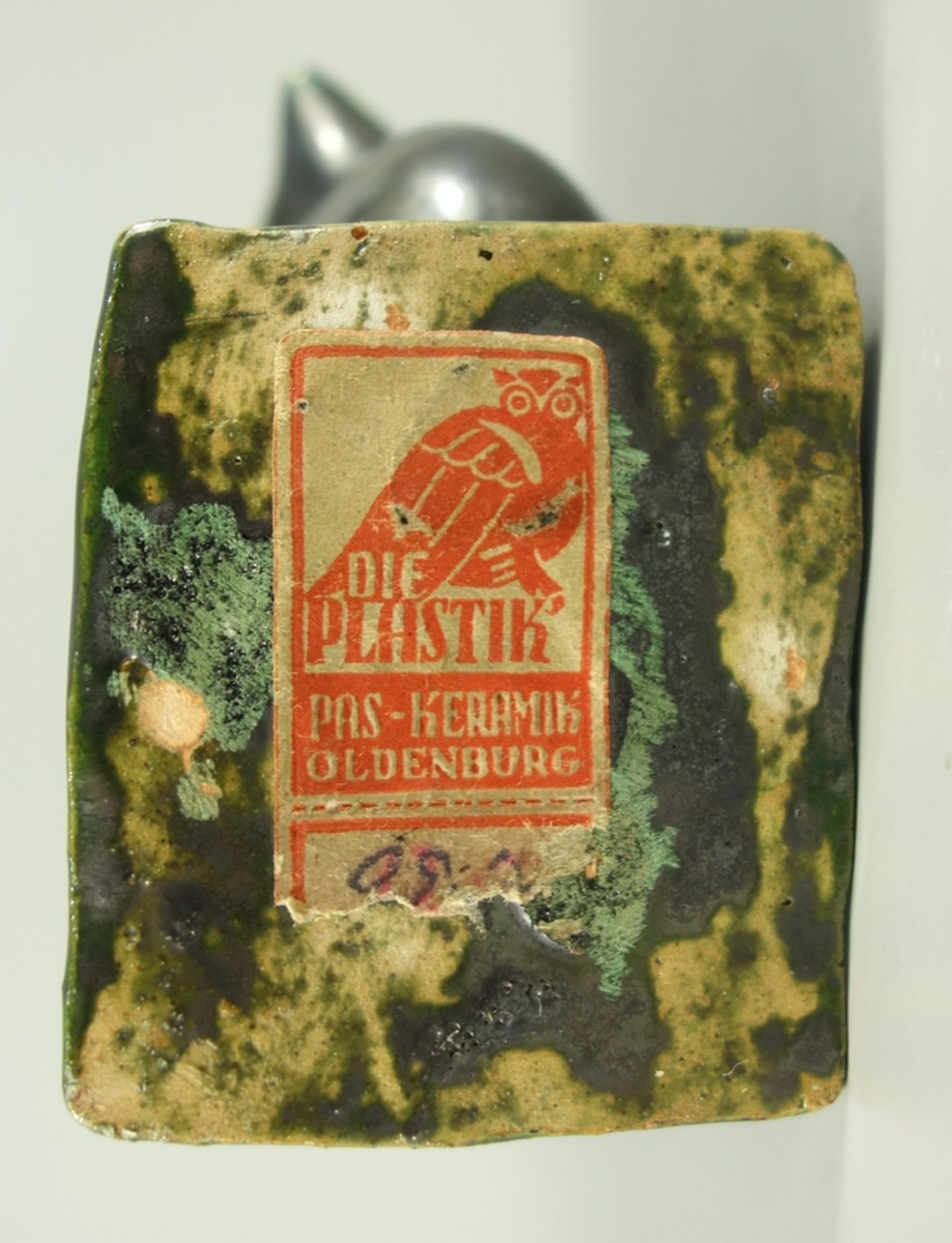 Küken, mit Original-Etikett "PLASTIK PAS-KERAMIK Oldenburg", 1930er Jahre H.8cm, braun glasiert, - Bild 2 aus 3