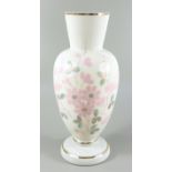 Vase aus Opalglas, Ende 19.Jh., H.29,2cm, schauseitig mit floraler Emaillemalerei in zarten