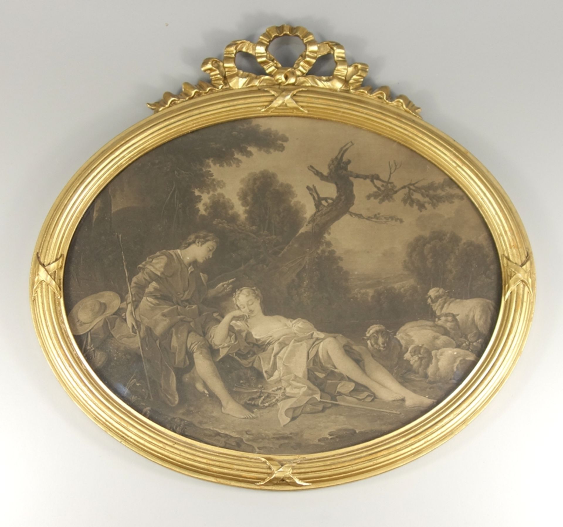 ovaler Goldstuckrahmen mit Schleifenbekrönung, Anfang 20.Jh., verglast, mit s/w Lithographie,