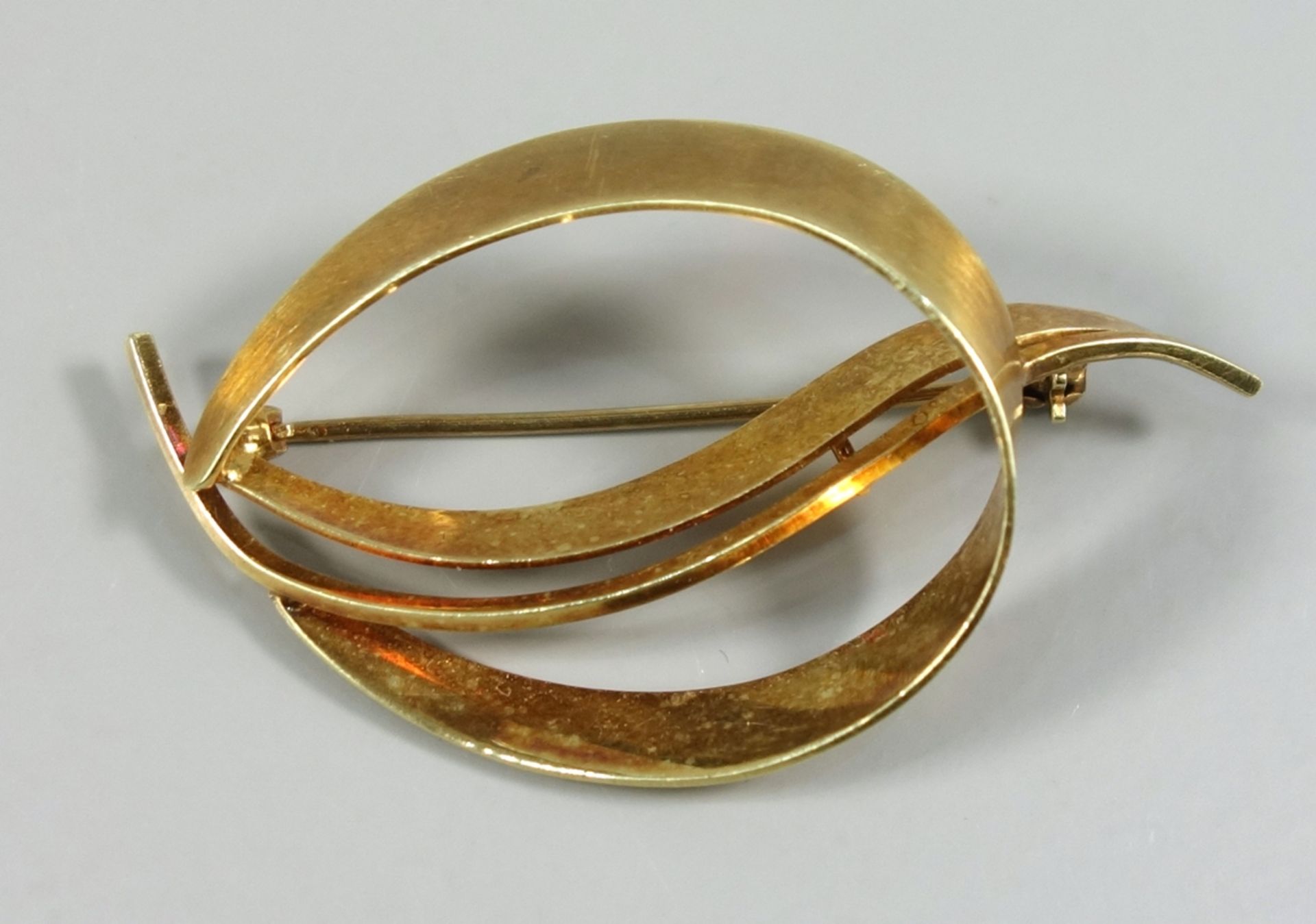 verschlungene Brosche, Kollmar&Jordan, Pforzheim, 585er Gold, Gew.4,78g, L.4,5cm