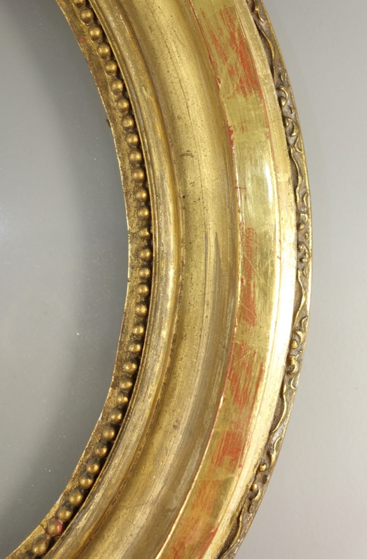 ovaler Goldstuckrahmen mit Perlstabrelief, Ende 19.Jh., Gesamt-H*B 33*29cm, für Gemälde-H*B 23,5* - Bild 2 aus 2