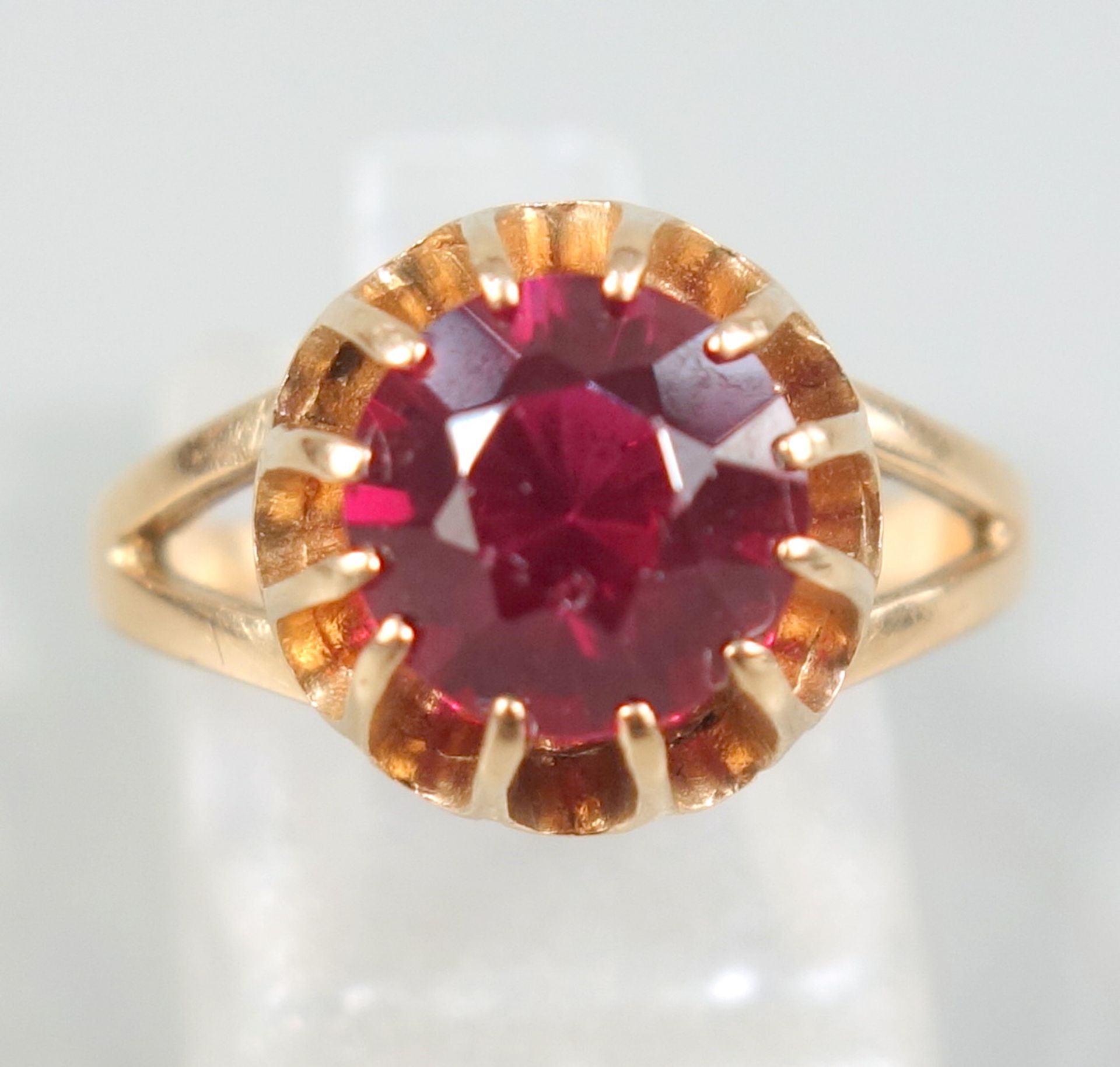 Ring mit rubinrotem Stein, 583er Rotgold, Gew.3,63g, runder, facettierter Stein in Krappenfassung, - Bild 2 aus 2