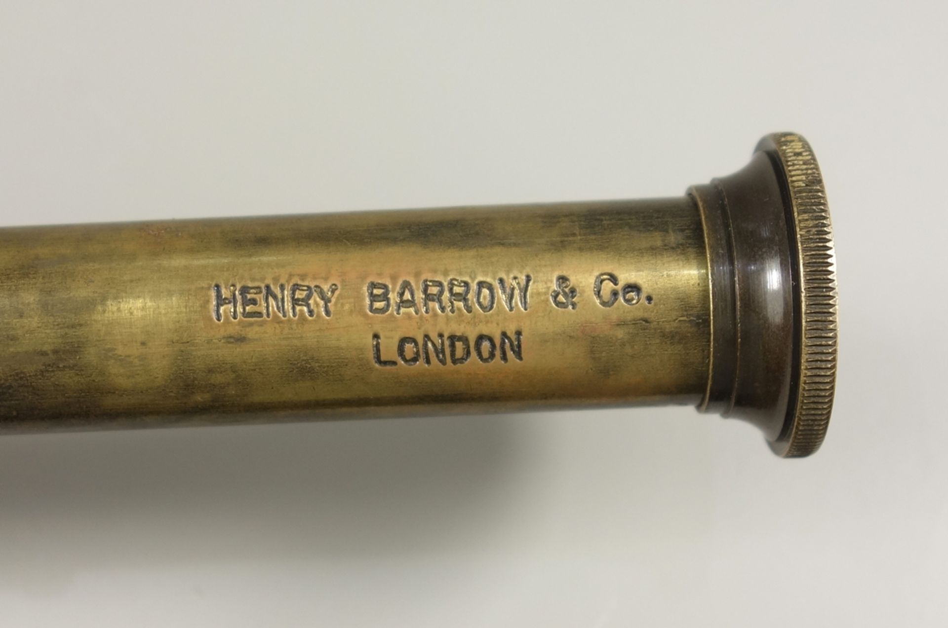 Teleskop-Fernrohr, Henry Barrow & Co, London, 1.Hälfte 20.Jh., Messing, Lederummantelung, - Bild 3 aus 3
