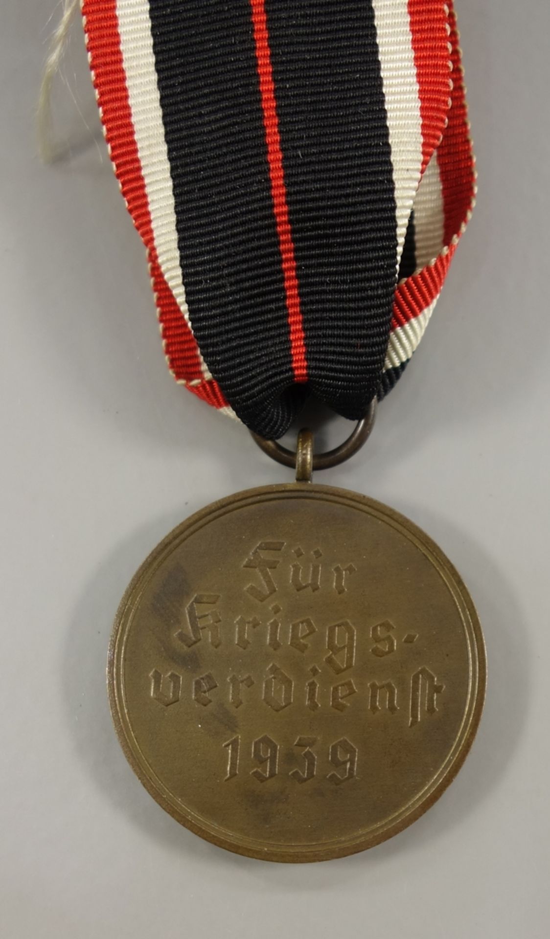 Kriegsverdienst-Medaille 1939, WK II, Bronze, am Band - Bild 2 aus 2