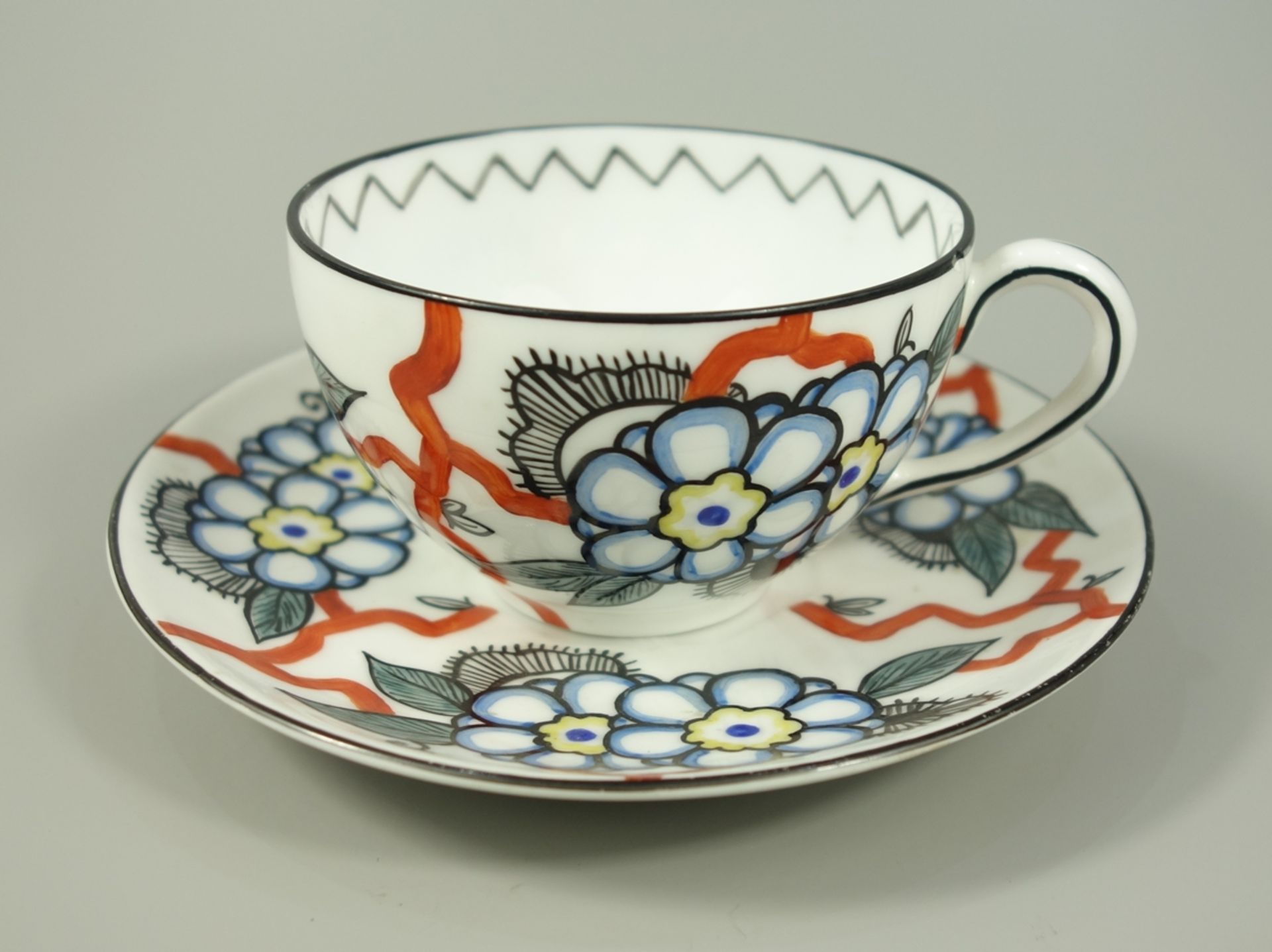 Tasse mit Untertasse, Handmalerei im asiatischen Stil, signiert "M.S.", um 1930, Tasse mit