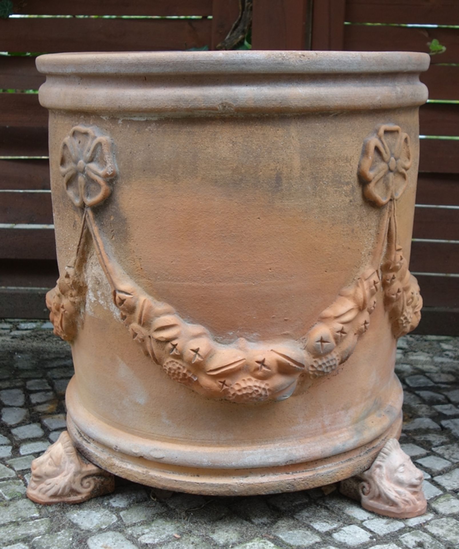 großes Pflanzgefäß mit Früchtegirlanden, Terracotta, Italien, 2.Hälfte 20.Jh., H*D 48*47cm, mit 3