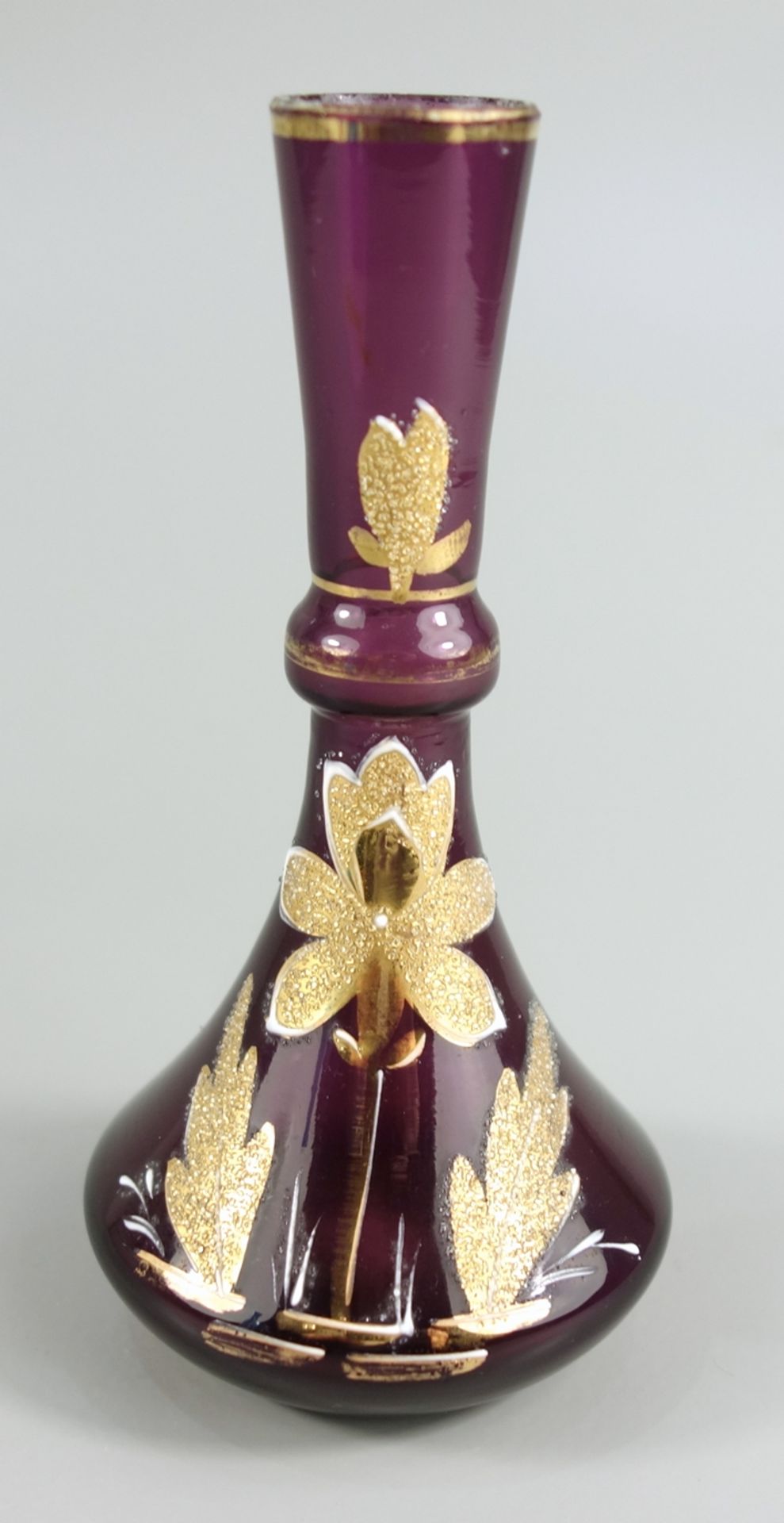 Solifleur-Vase, Böhmen um 1920, H.12,8cm, violettes Glas, langer Hals mit Wulstring, Goldränder (