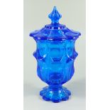 Deckelpokal aus Blauglas, um 1900, H.19,5cm, leuchtend blaues, in die Form gepresstes Glas,