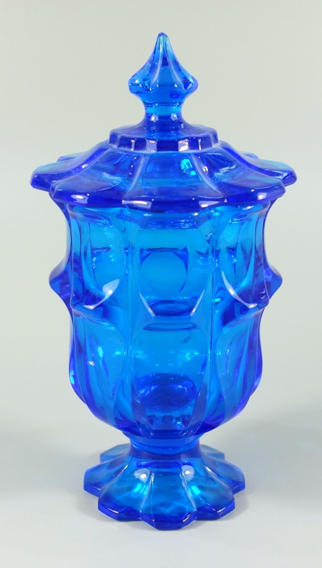 Deckelpokal aus Blauglas, um 1900, H.19,5cm, leuchtend blaues, in die Form gepresstes Glas,