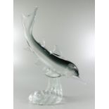 Glasfigur "Delphin", wohl Seguso, Murano, H.46cm, auf einer Welle reitender Delphin, Klarglas,