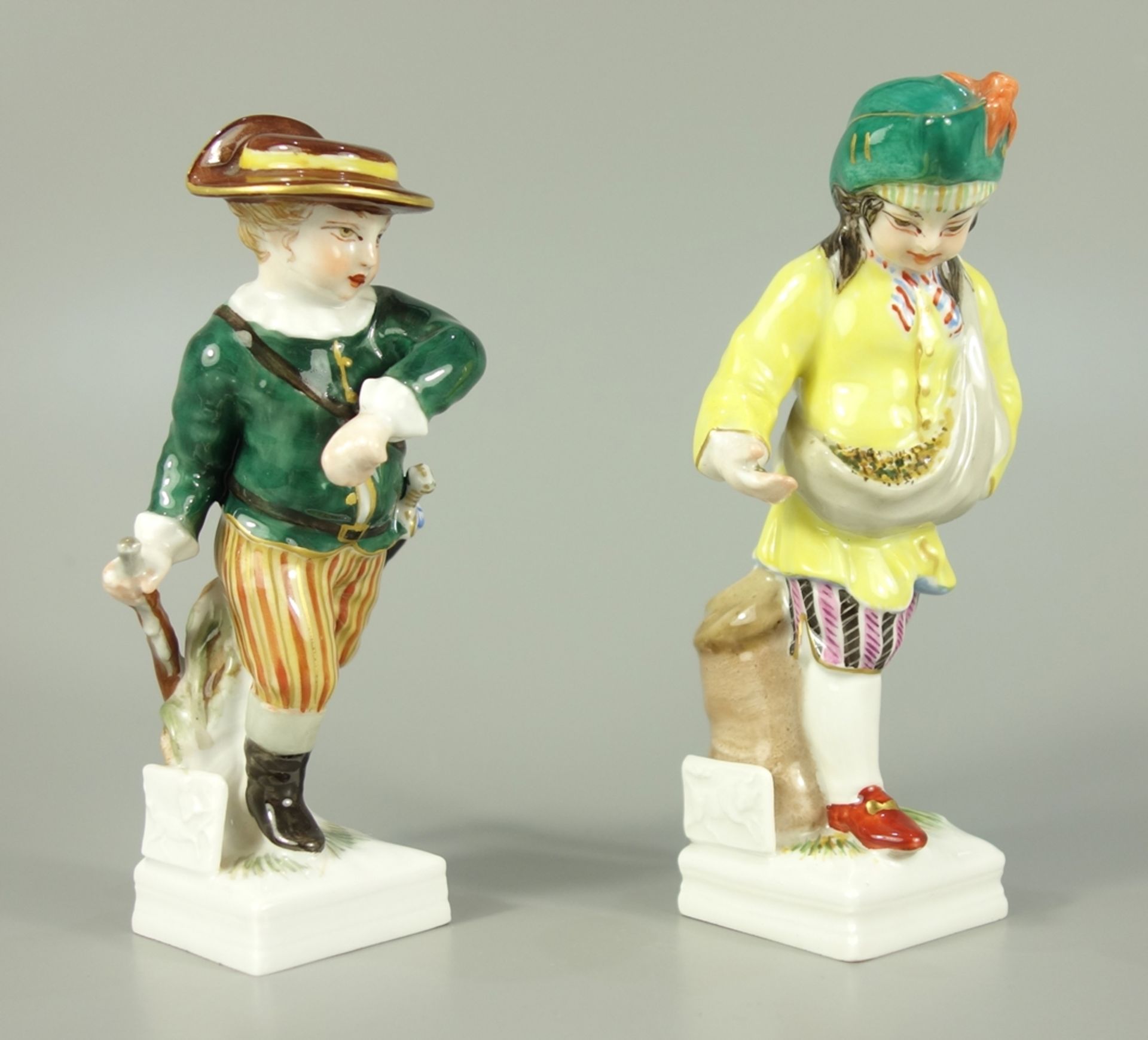 2 Monatsfiguren, April / Stier und November / Schütze, KPM Berlin, Mitte 20.Jh., H.11,2cm und 11, - Bild 2 aus 4