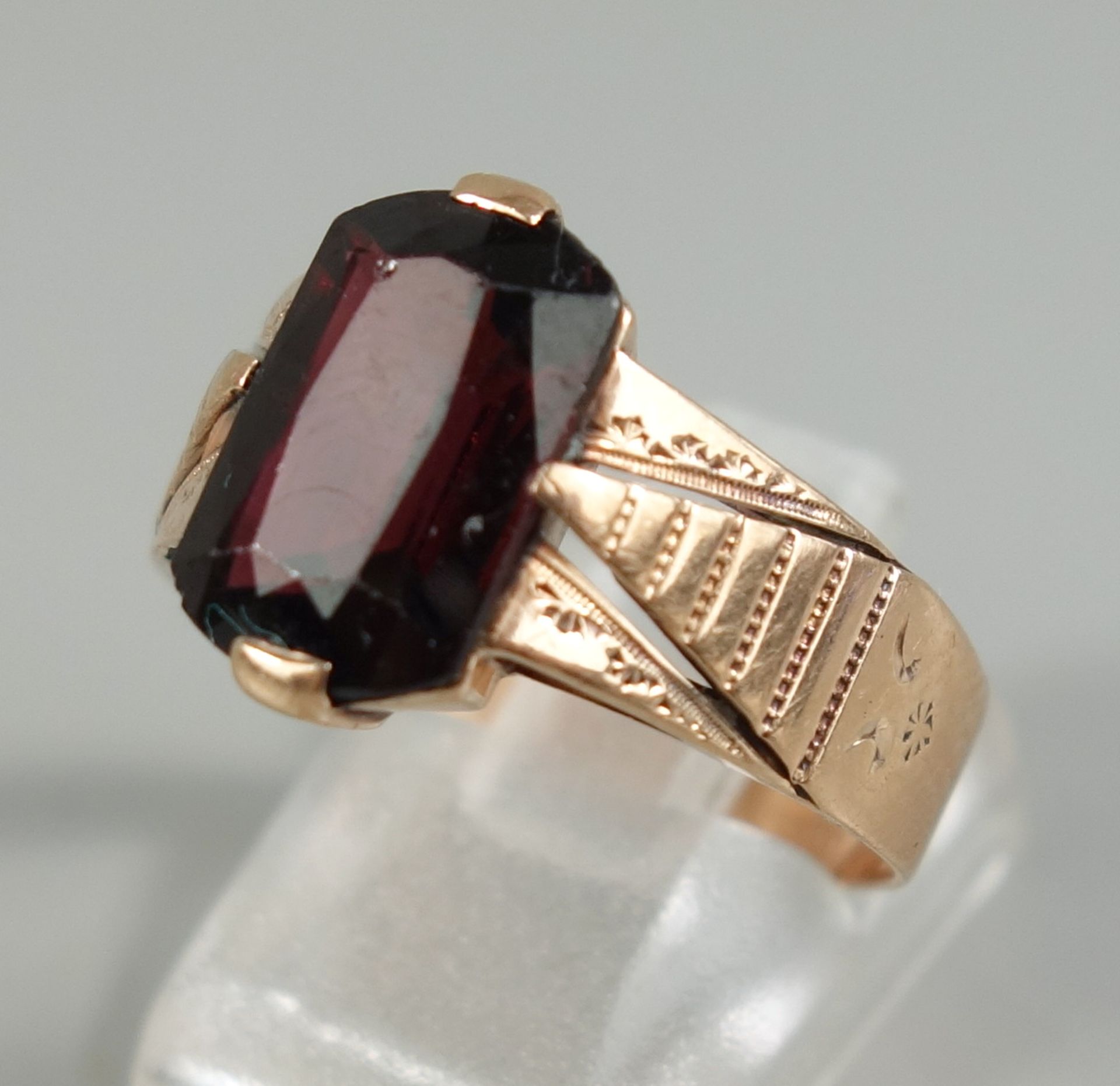 Ring mit Almandin, 585er Rotgold, um 1910, Gew.3,84g, facettierter Almandin in Krappenfassung, - Bild 2 aus 2