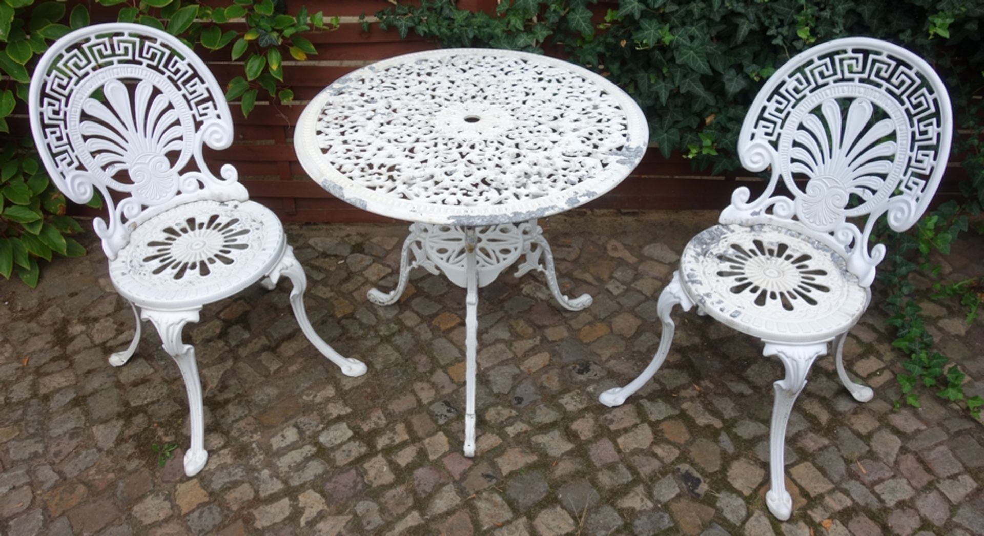 3-tlg. Garten-Sitzgruppe, Spritzguss, 20.Jh., weiß gelackt; runder Tisch mit unterer Ablage, D.72cm,