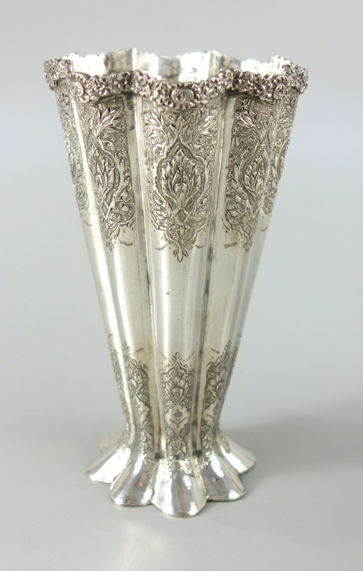 silberne Vase, Isfahan, Iran um 1900, Gew.211g, gefächerte Wandung, ausgestellter Stand, konisch