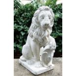 Löwe mit Wappen, Gartendekoration, Gussmasse, 2.Hälfte 20.Jh., H*B*T 40*23*15cm, sitzender Löwe, ein