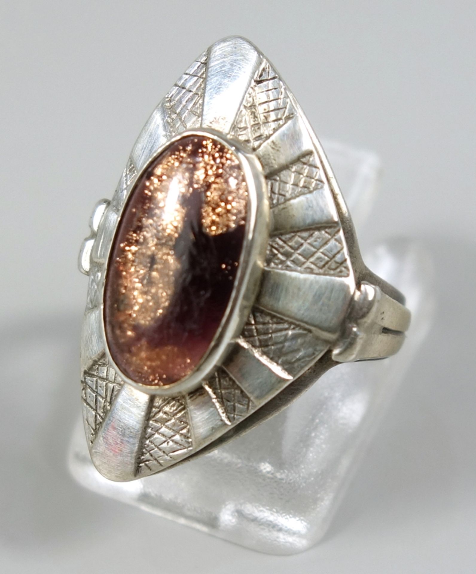 Ring mit Goldfluss, 800er Silber, 1950er Jahre, Gew.3,58g, dreieckiger Ringkopf mit Kreuzgravur,