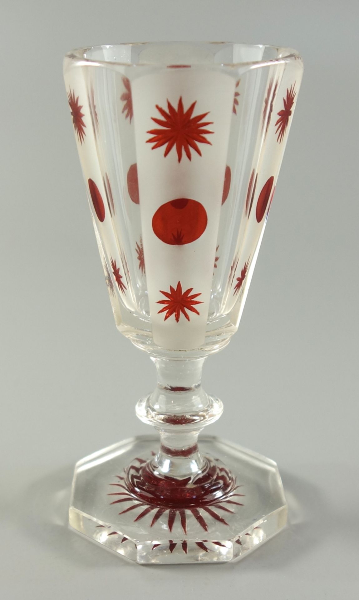 Aperitif-Glas mit Sterndekor, Böhmen um 1860, Klarglas, partiell mattiert, mit geschliffenen und