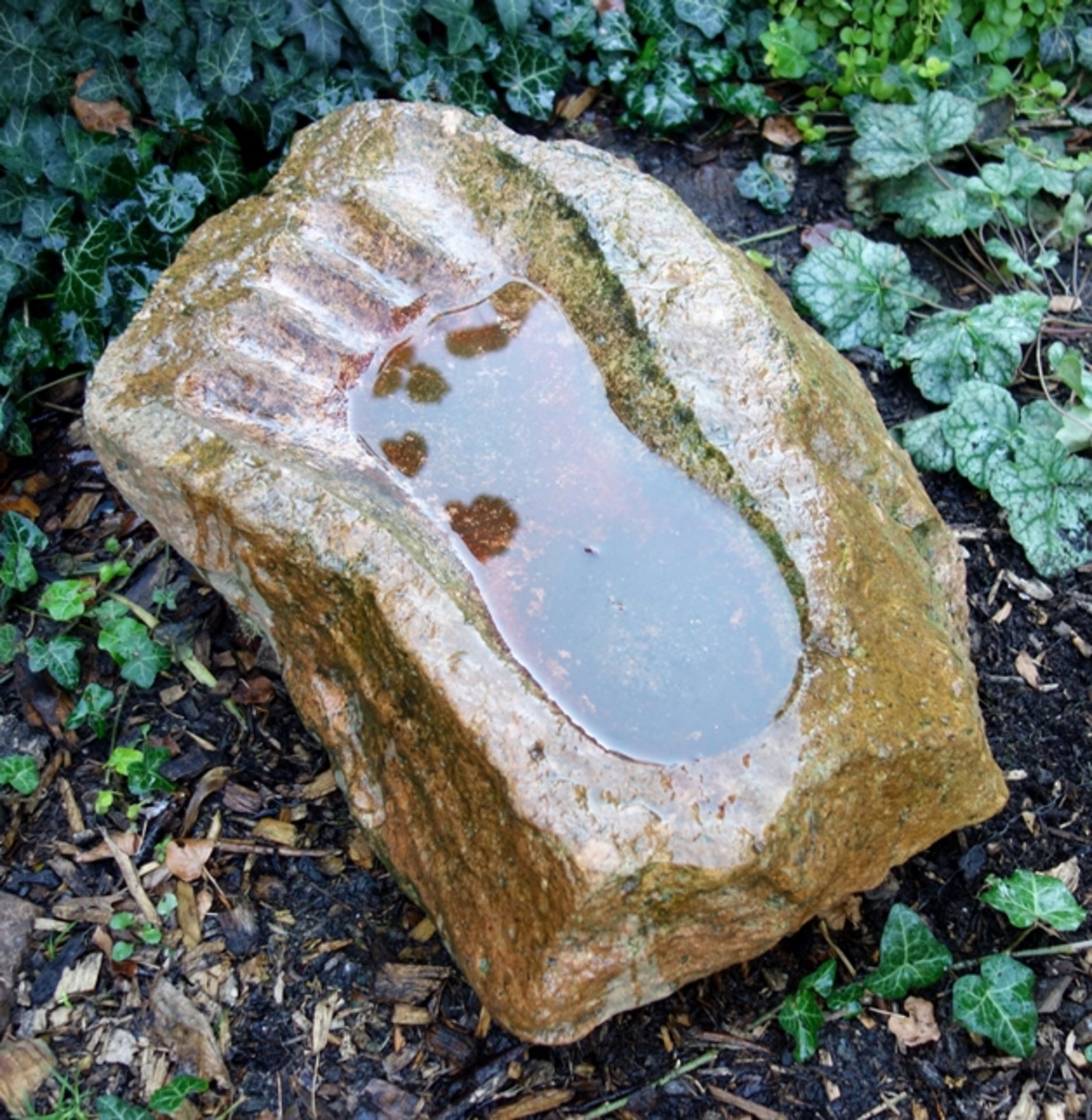 Naturstein mit überdimensioniertem Fußabdruck, geschätzt 40 kg, Steinmetzarbeit, H*B*T ca.25*40* - Bild 2 aus 2
