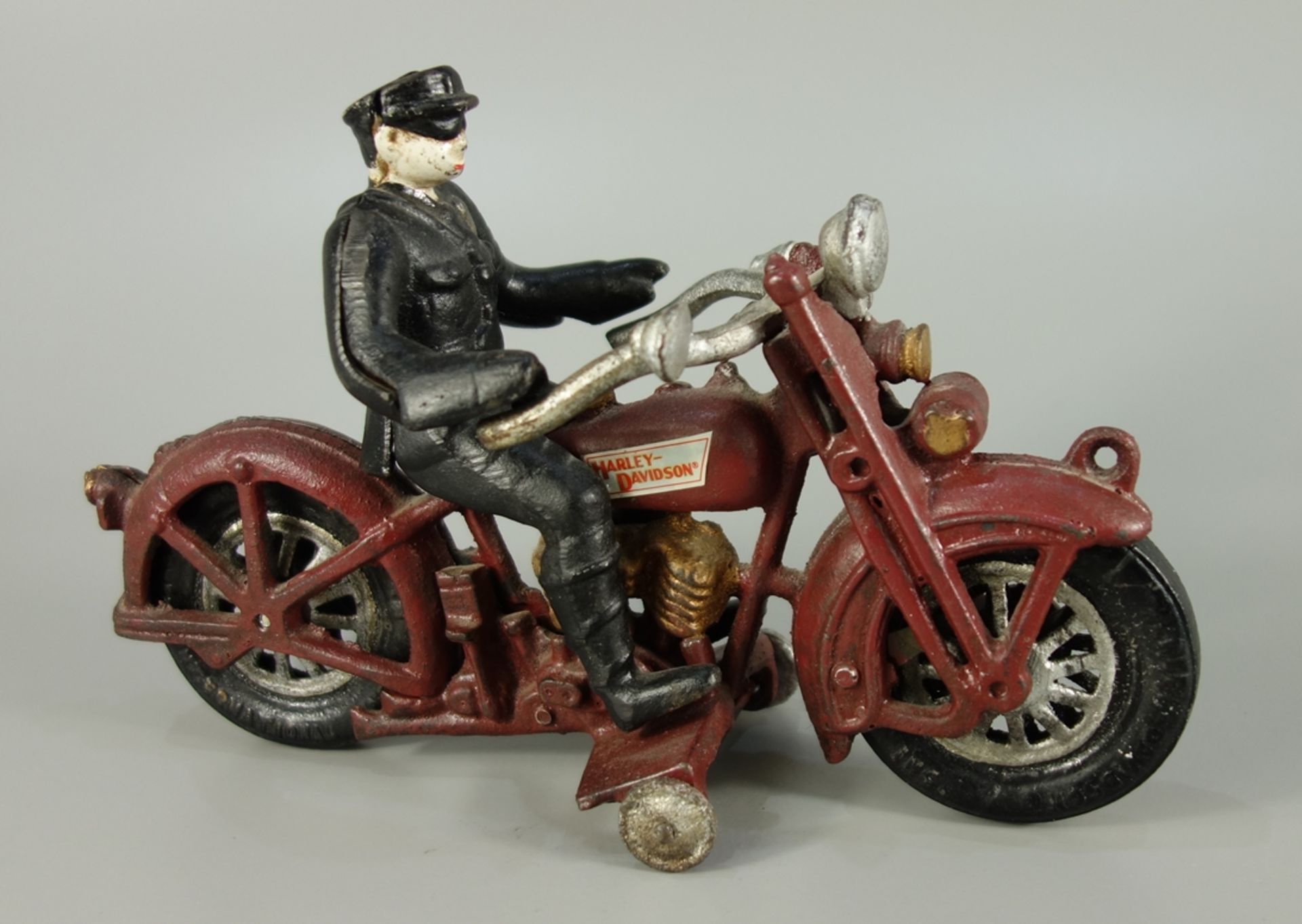 Motorrad Harley Davidson, Gusseisen, Ende 20.Jh.,im Retrostil, abnehmbare Fahrerfigur, polychrom
