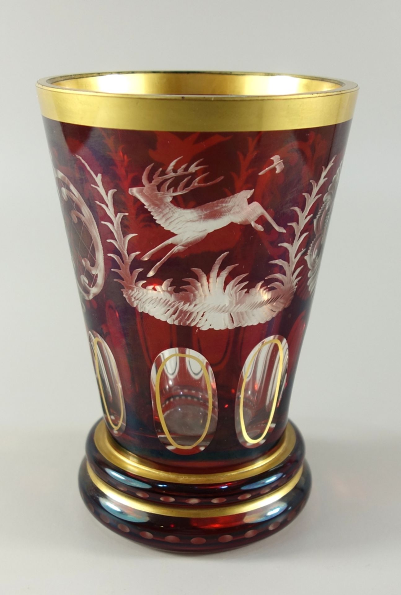 Vase mit Jagdgravur, 1.Hälfte 20. Jh., Klarglas mit rubinrotem Überfang und Goldkonturen, - Bild 2 aus 2