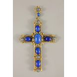 Anhänger Kreuz mit Lapislazuli und Emaille, um 1900, Messing, ovale Cabochons und mit Emaille