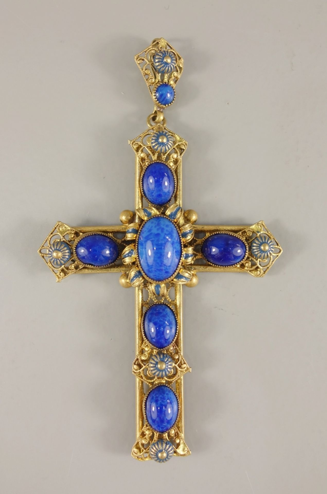 Anhänger Kreuz mit Lapislazuli und Emaille, um 1900, Messing, ovale Cabochons und mit Emaille