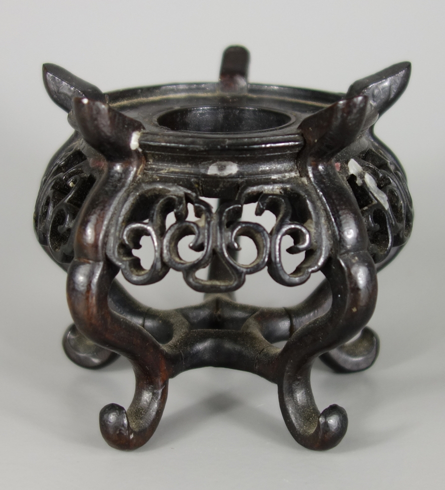 rundes Vasenpodest, China um 1900, ebonisiertes Holz, Durchbruchzierschnitzerei, Innen-D.7,2cm, H.
