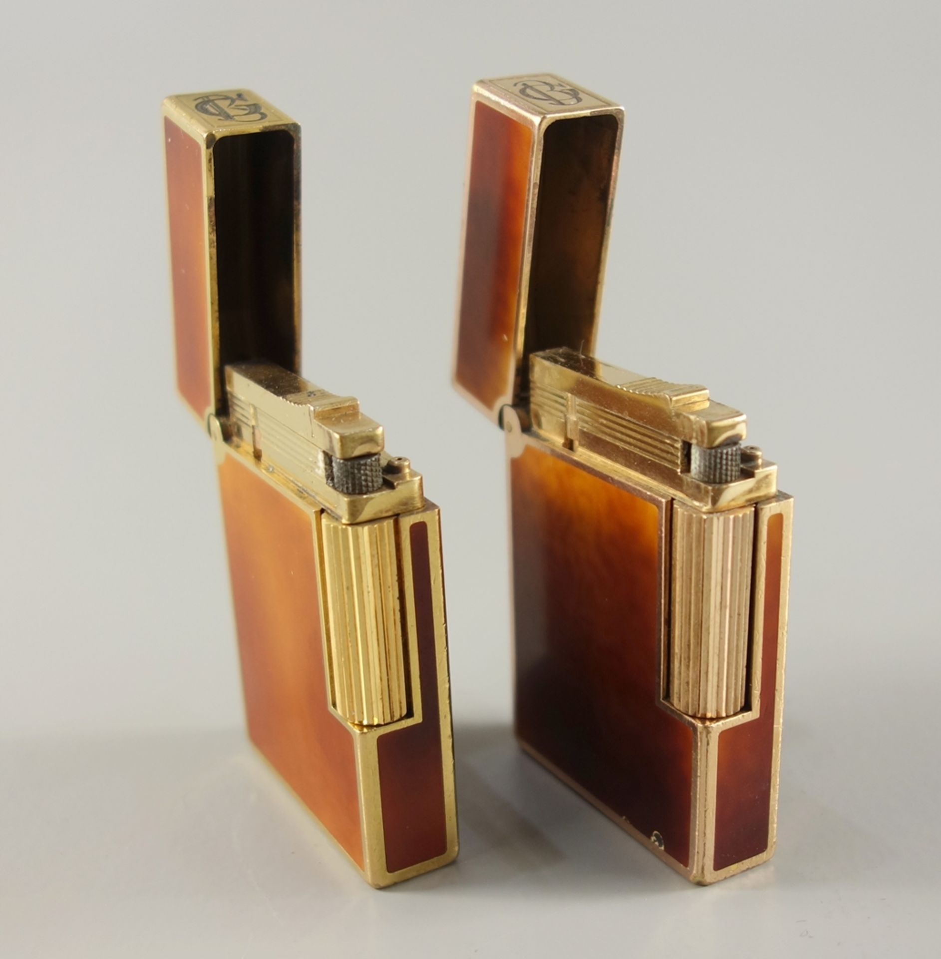 2 Feuerzeuge mit Monogramm, S.T. Dupont, Paris, vergoldet, mit Chinalack, monogrammiert "GB", - Bild 2 aus 6