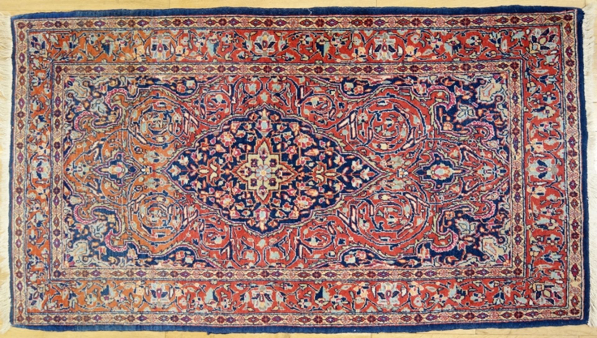 Brücke, Sarough, zentrales Medaillon auf rotem Grund, Maße: 77*138cm, Gebrauchsspuren Carpet,