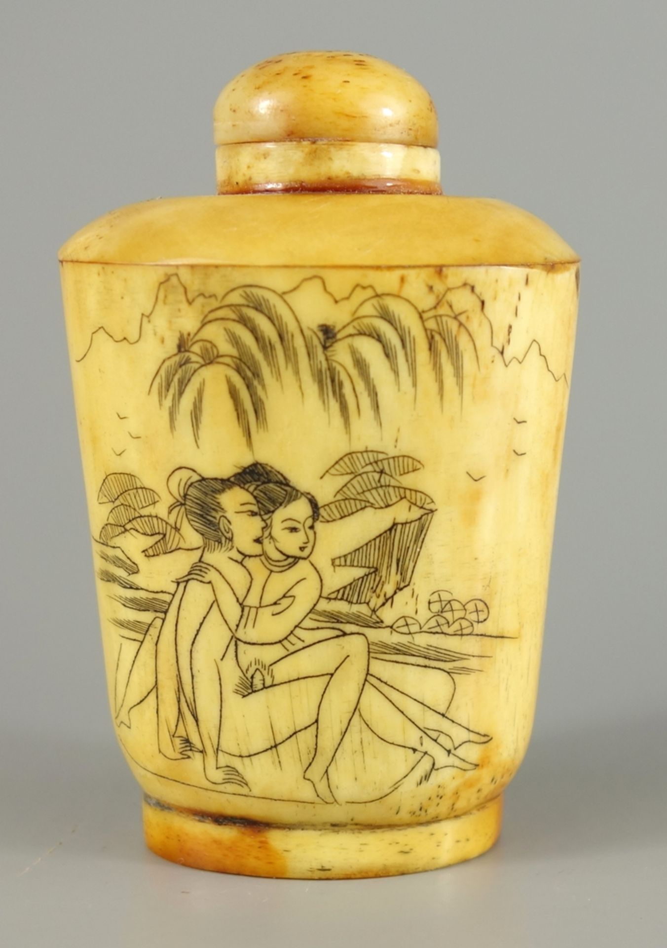 Snuffbottle mit erotischer Szene, Asien, 20.Jh., beidseitig Darstellung eines nackten Paares, H.7cm